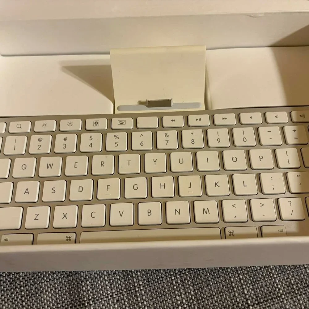 Apple iPad Keyboard & Dock Model A1359 MC533LL/B 1st Gen 1 2 3 Used 2010